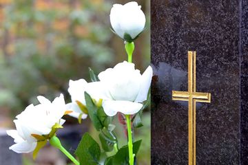 Funeraria París flores en lápida